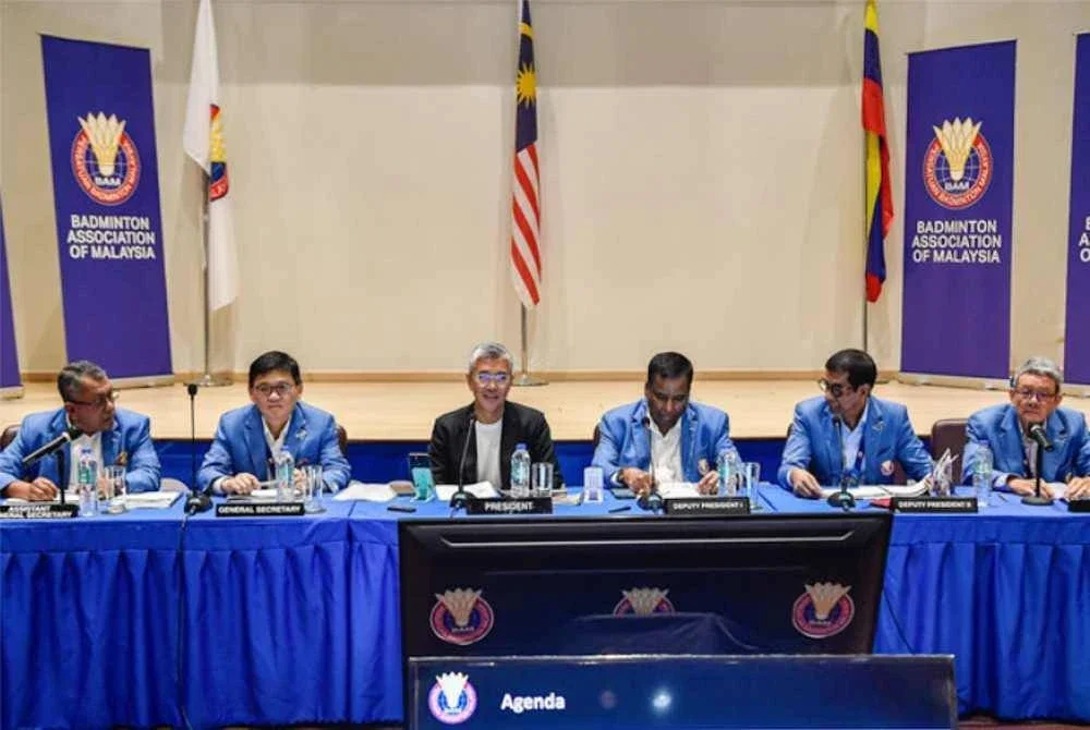 Tengku Zafrul (tiga, kiri) ketika mempengerusikan Mesyuarat Majlis BAM di Akademi Badminton Malaysia, Bukit Kiara pada Sabtu. Foto Bernama