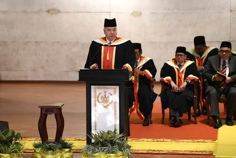 Sultan Nazrin bertitah pada majlis Anugerah Kecemerlangan MCKK di Auditorium Tun Abdul Razak pada Sabtu.