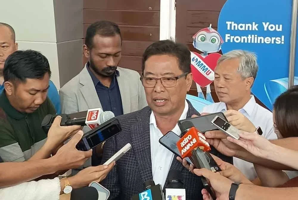 Azam ditemui pemberita selepas majlis Penutupan Konvensyen Mahasiswa Anti Rasuah (KOMAWAR) Edisi Kelima di Universiti Multimedia Malaysia (MMU) pada Sabtu.