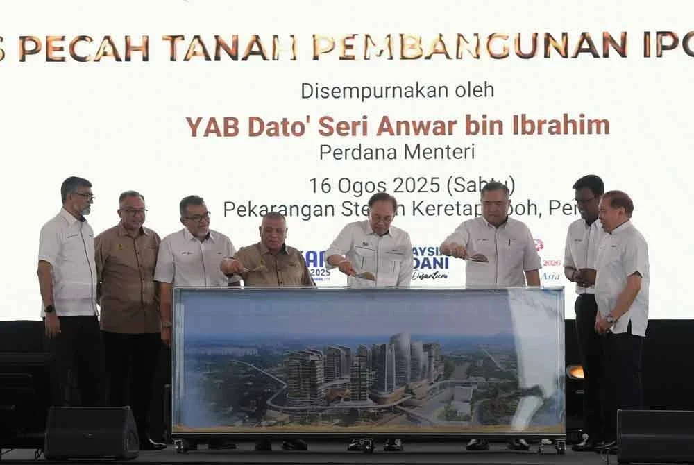 Perdana Menteri, Datuk Seri Anwar Ibrahim (empat dari kanan) melakukan gimik simbolik memasukkan pasir ke dalam kotak kaca pada Majlis Pecah Tanah Pembangunan Ipoh Sentral di perkarangan Stesen Keretapi Ipoh hari ini.