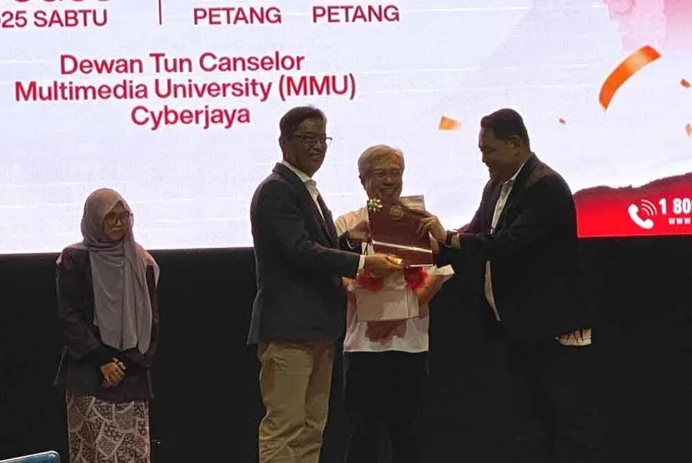 Azam (dua dari kiri) merasmikan penutupan Konvensyen Mahasiswa Anti Rasuah (KOMAWAR) Edisi Kelima di Universiti Multimedia Malaysia (MMU) di Cyberjaya pada Sabtu.