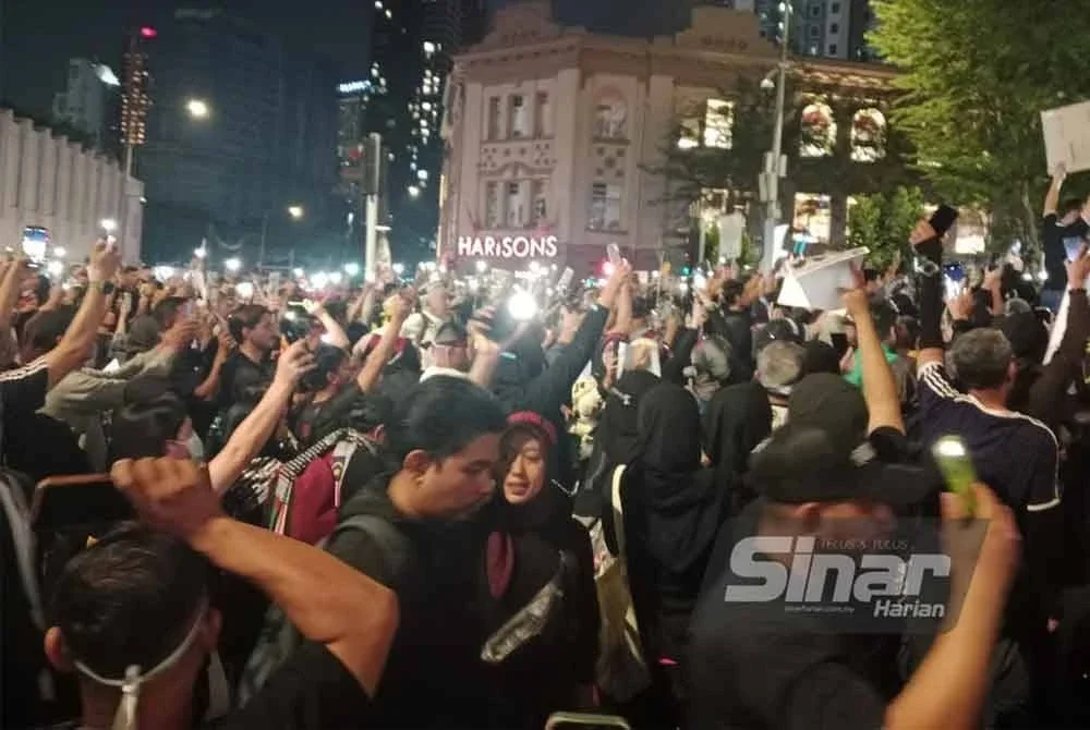 Peserta yang terdiri daripada pelbagai peringkat umur mula memenuhi lokasi seawal jam 8 malam.