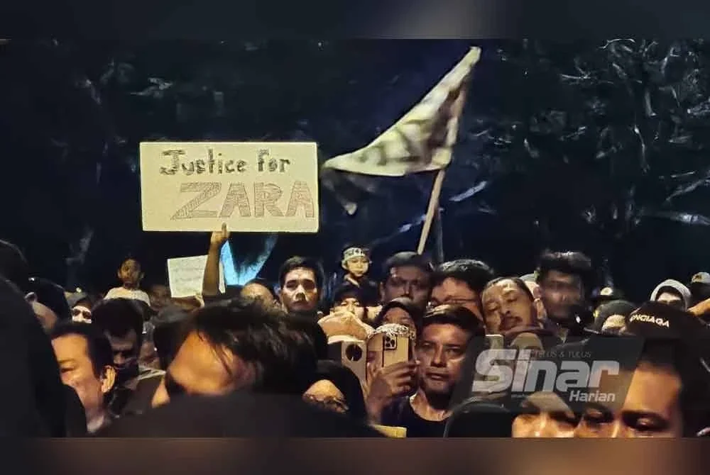 Peserta membawa plakad dan sepanduk bagi menyatakan solidariti terhadap Zara Qairina.