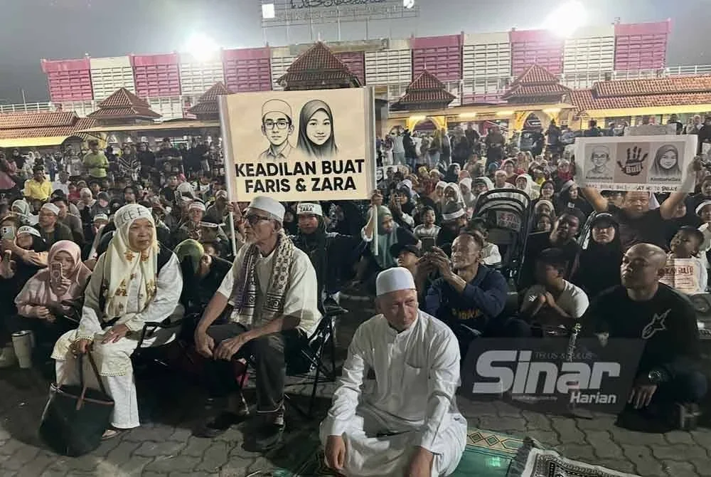 Peserta perhimpunan yang hadir melaungkan keadilan buat Wan Ahmad Faris dan Zara Qairina. Foto Sinar Harian - ADILA SHARINNI WAHID