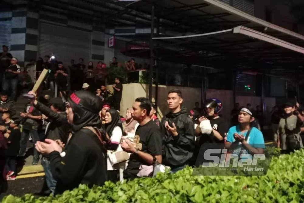 Orang ramai menadah tangan berdoa dalam himpunan 'Justice For Zara' yang diadakan di hadapan pusat beli-belah Sogo pada Sabtu.