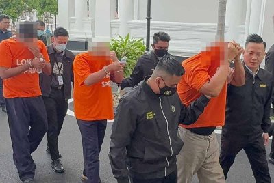 Antara individu yang ditahan bagi siasatan kes tuntutan palsu PERKESO menerusi Ops Tunjang di Pulau Pinang pada September tahun lalu.