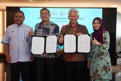 Ezarisma Azni (dua dari kanan), Ketua Sekretariat VM2026 dan Pengarah Kanan, Bahagian Pengiklanan dan Digital Tourism Malaysia, Mohd Amirul Rizal Abdul Rahim (dua dari kiri) menunjukkan memorandum perjanjian pada majlis MoC Antara Lembaga Penggalakan Tourism Malaysia dan Petrosains Sdn Bhd di Menara Berkembar Petronas di Kuala Lumpur pada Jumaat. Turut kelihatan Nik Rosmanie (kanan) dan Manoharan (kiri).