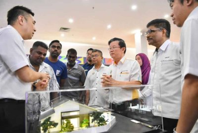 Kon Yeow (tiga dari kanan) ketika melihat rumah contoh yang bakal dimiliki 23 keluarga asal di tanah Lot 10059, Mukim 8, Seberang Perai Selatan.