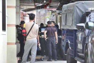 Pasukan siasatan yang tiba mendapati mangsa sudah tidak sedarkan diri dalam keadaan terbaring di atas kerusi kayu di luar rumah.