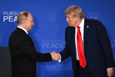 Trump (kanan) bersalaman dengan Putin pada akhir sidang media di Pangkalan Bersama Elmendorf-Richardson di Anchorage, Alaska pada Jumaat. - Foto AFP
