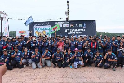 Yu Man bergambar bersama peserta sebelum majlis pelepasan Pahang International Green Eye Squid Hunting 2025' di Jeti Shahbandar di sini pada Sabtu.