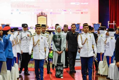 Ahmad Zahid mengiringi Tengku Permaisuri Selangor yang berkenan berangkat ke Majlis Istiadat Pentauliahan Kor Sispa Peringkat Kebangsaan 2025 di Dewan Agong Tuanku Canselor, UiTM pada Sabtu. Foto Bernama