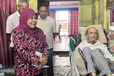 Khairin-Nisa mengunjungi pelakon veteran, Mat Sentul di Larkin. - Foto Exco Johor