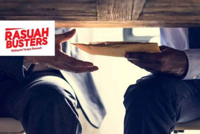 SPRM dedah seramai 2,965 penjawat awam ditahan kerana menerima rasuah sejak 2015, menjadikan mereka kumpulan paling tinggi terlibat berbanding sektor lain. Foto hiasan