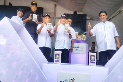 Wan Rosdy (dua dari kanan) menyempurnakan simbolik perasmian Beras Pahang di Mini MAHA Pahang di Dataran Temerloh pada Sabtu