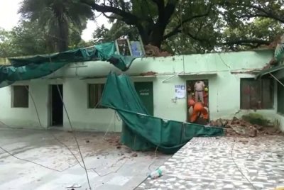 Bumbung dan satu sisi dinding struktur makam runtuh pada petang Jumaat ketika belasan orang berlindung di makam itu semasa hujan lebat.