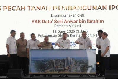 Perdana Menteri, Datuk Seri Anwar Ibrahim (empat dari kanan) melakukan gimik simbolik memasukkan pasir ke dalam kotak kaca pada Majlis Pecah Tanah Pembangunan Ipoh Sentral di perkarangan Stesen Keretapi Ipoh hari ini.