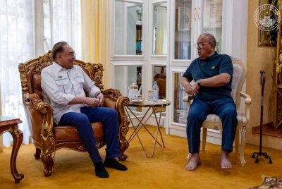 Anwar semasa menziarahi Mohd Zolkafly di kediaman Exco berkenaan. Foto Pejabat Perdana Menteri.