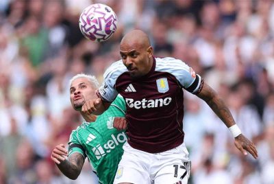 Penyerang Aston Villa, Donyell Malen (kanan) bersaing dengan pemain Newcastle United, Bruno Guimaraes ketika aksi liga di Villa Park, Birmingham. FOTO: AFP