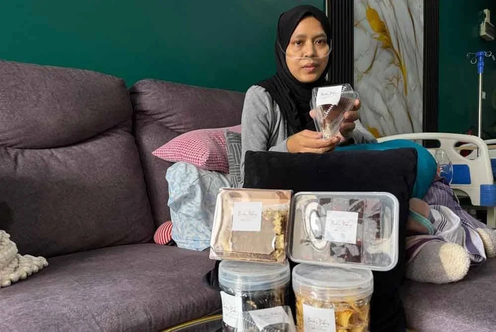 Siti Zaleha menunjukkan produk keluaran Bondas Bakers.