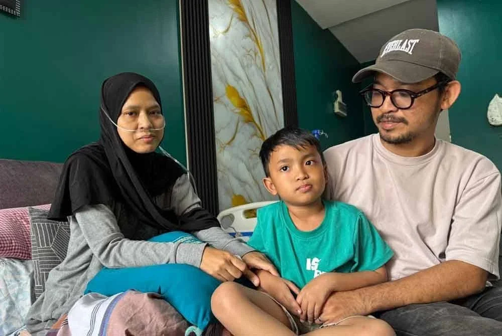 Siti Zaleha disamping suami dan anak.
