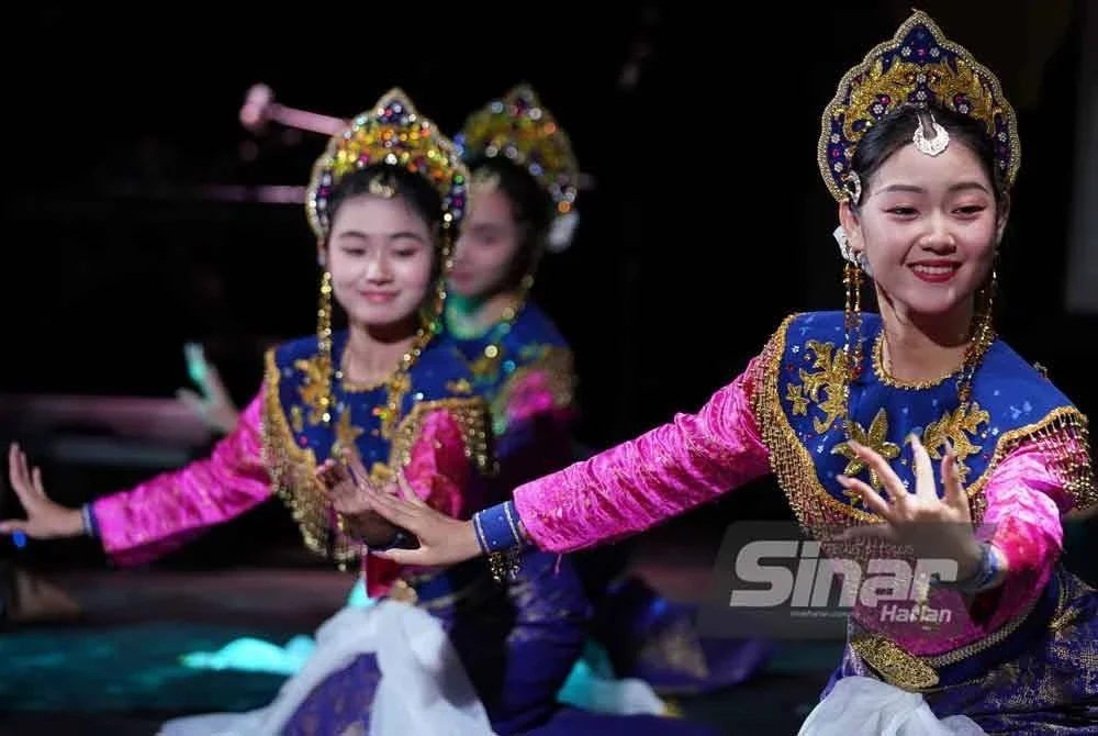 Pelajar Guangxi Arts University mempersembahkan tarian Melayu tradisional selepas tujuh minggu belajar di ASWARA. FOTO: ROSLI TALIB