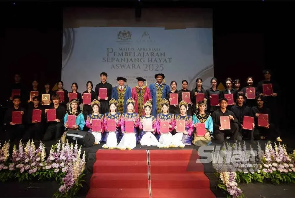 Profesor Dr Tan Awang Besar (berdiri, lapan dari kiri) dan Shaharuddin (berdiri, tengah) merakamkan gambar kenangan bersama graduan ASWARA dan mahasiswa Guangxi Arts University, di Panggung Eksprerimen ASWARA pada Sabtu. FOTO: ROSLI TALIB