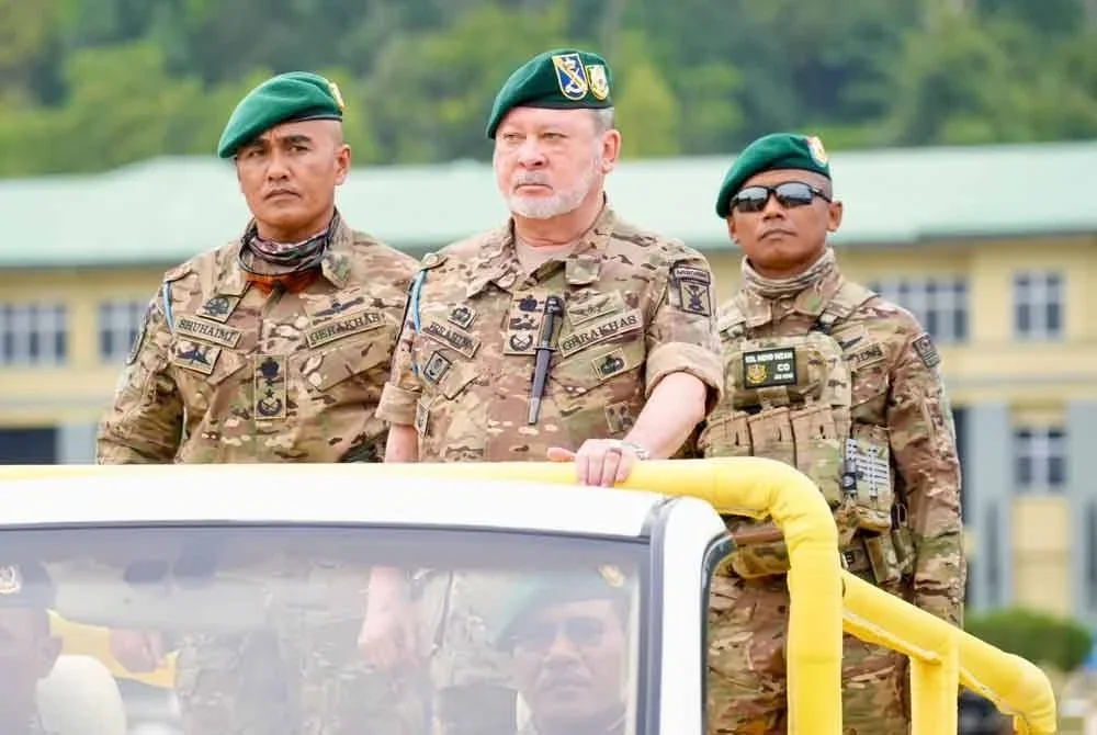 Sultan Ibrahim berkenan berangkat ke Perbarisan Hari Ulang Tahun Rejimen Gerak Khas ke-60 di Kem Iskandar, Mersing, pada Sabtu.