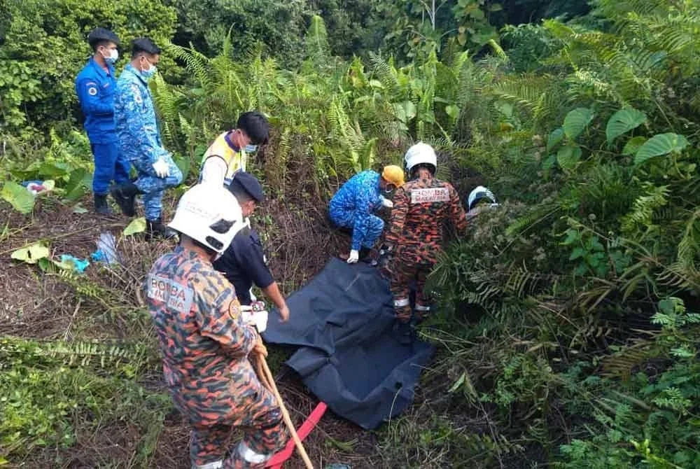 Mayat mangsa dibawa naik menggunakan pengusung dan sistem tali sebelum diserahkan kepada polis. Foto BBP Kapit