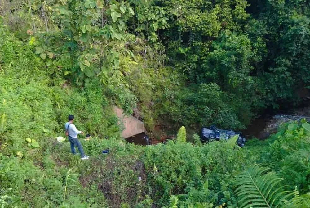 Sebuah Perodua Bezza ditemukan berada di dalam gaung kira-kira 100 meter dari jalan utama. Foto BBP Kapit