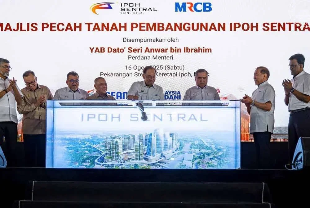 Anwar semasa Majlis Pecah Tanah Pembangunan Ipoh Sentral di perkarangan Stesen Keretapi Ipoh, Perak. Foto Pejabat Perdana Menteri