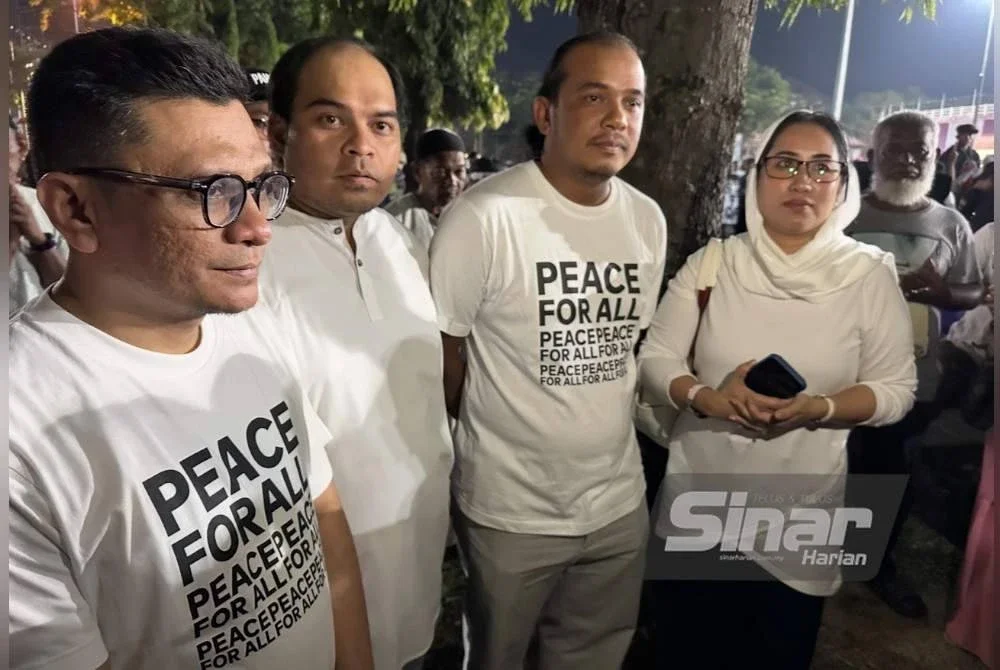Alias (dua dari kanan) bersama peguam-peguam dan wakil kepada keluarga Allahyarham Wan Ahmad Faris. Foto Sinar Harian ADILA SHARINNI WAHID 