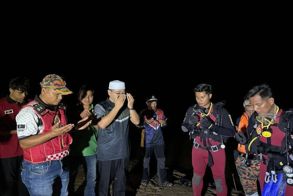 Shahrizal (kiri) bersama ADUN Rantau Abang, Mohd Fadhli Rahmi (dua, kiri) ketika operasi mencari mangsa di Sungai Kampung Delong, Dungun. Foto Facebook Mohd Fadhli Rahmi