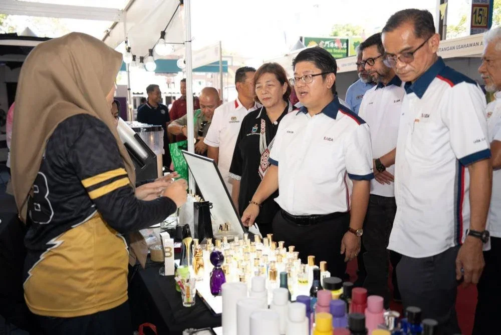 Ewon (dua dari kanan) meluangkan masa melawat gerai di Karnival UDA bersama BizFrancias Pernas.