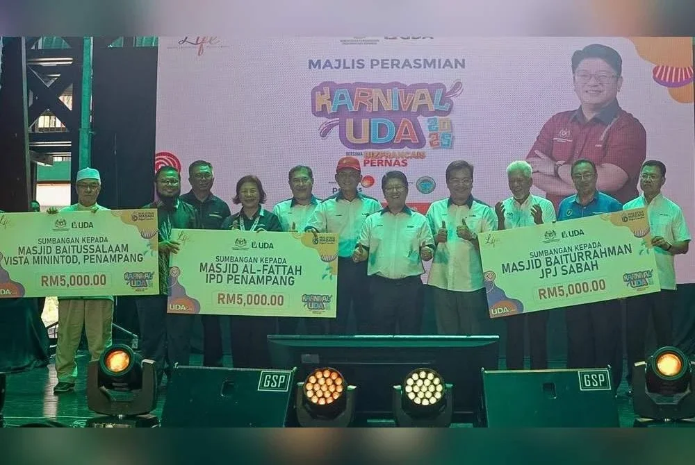 Ewon (lima dari kanan) menyaksikan penyampaian sumbangan program CSR UDA Cares kepada tiga masjid di sekitar Penampang, Sabah, selain sumbangan kepada 100 asnaf dan lima usahawan asnaf dengan jumlah dana keseluruhan RM50,000
