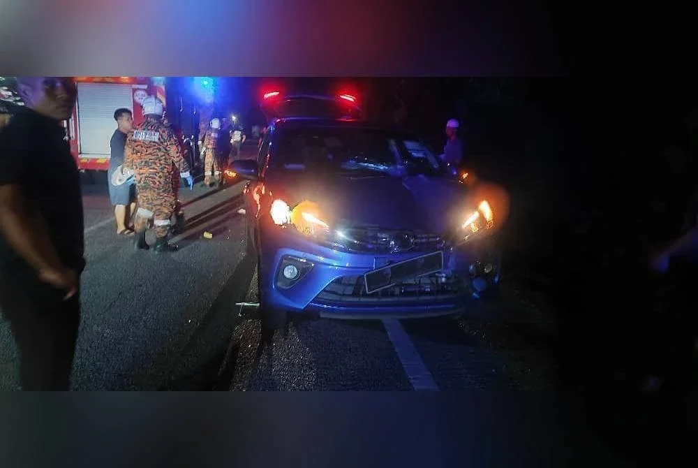 Pasukan bomba daripada BBP Kuala Kangsar menjalankan operasi mengeluarkan mangsa yang terperosok bawah kenderaan. - Foto Bomba Perak