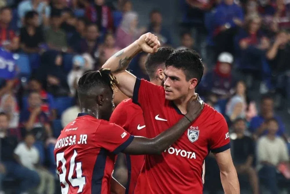 Pemain JDT, Jonathan Cristian Silva (dua dari kanan) meraikan gol pertama ketika menentang pasukan UM-Damansara United, pada perlawanan pertama Piala FA di Stadium Sultan Ibrahim malam tadi. Foto Bernama