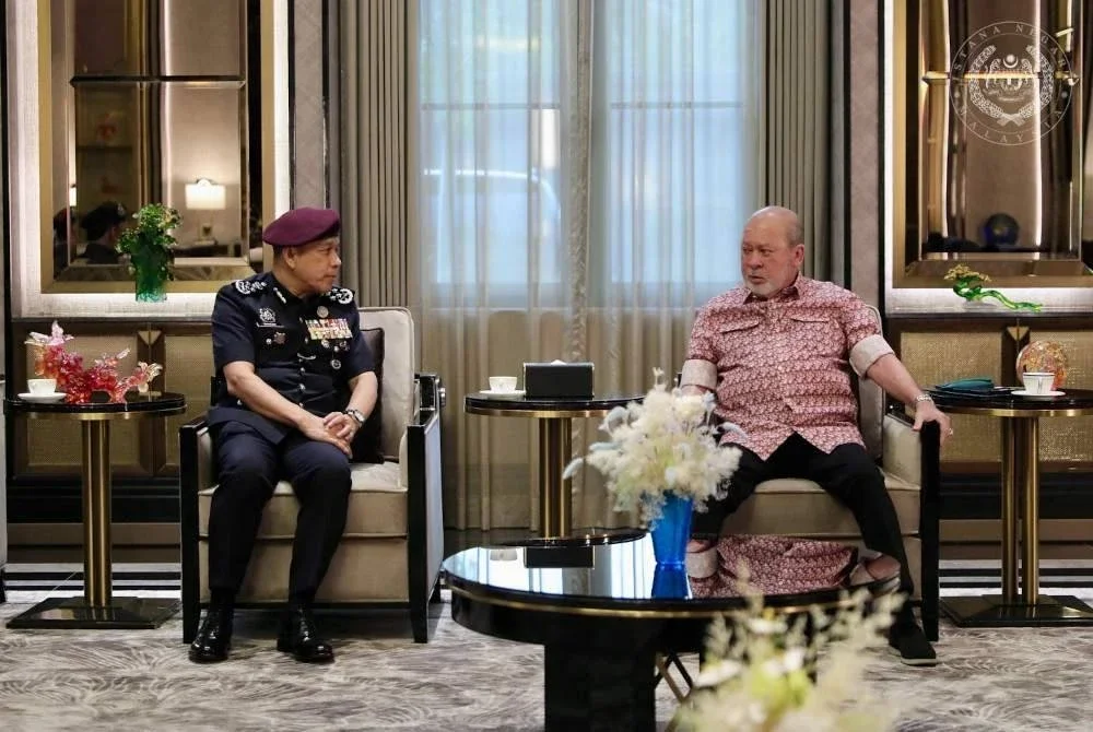 Sultan Ibrahim berkenan menerima mengadap Ketua Polis Negara, Datuk Seri Mohd Khalid Ismail di Istana Bukit Tunku, ibu negara, hari ini. Foto FB Sultan Ibrahim Sultan Iskandar