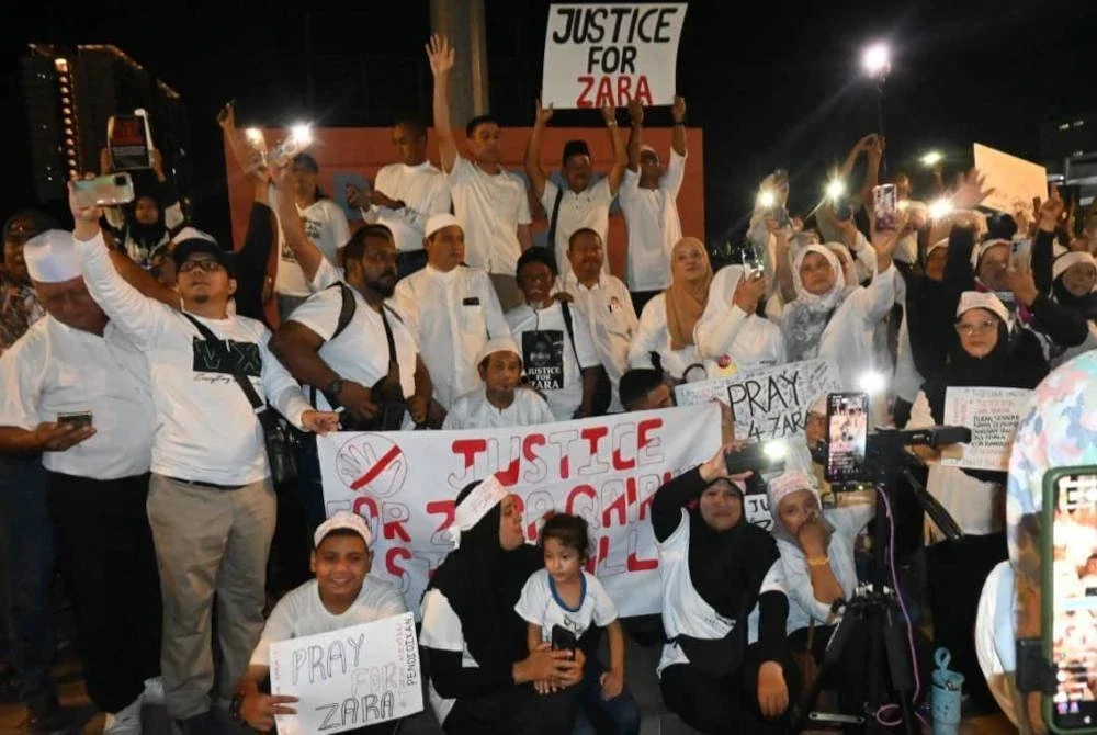 Peserta himpunan berpakaian putih menuntut keadilan buat Zara Qairina.