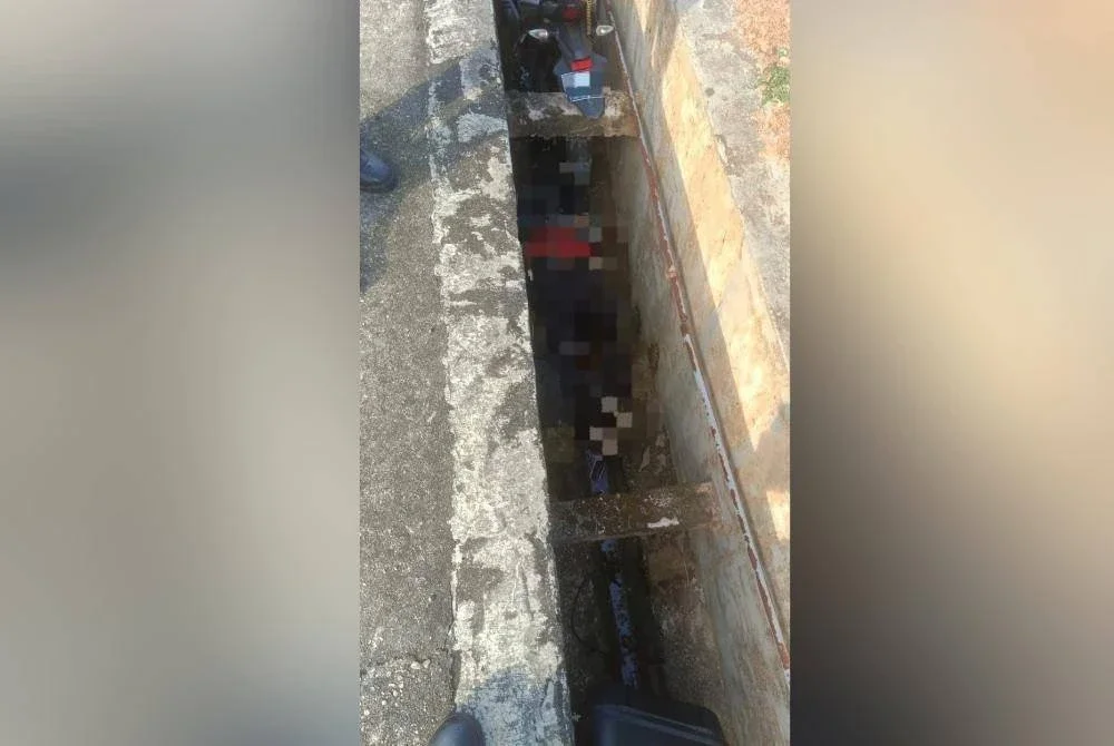 Motosikal serta mangsa yang terjatuh ke dalam longkang dipercayai akibat terbabas dalam kejadian petang Sabtu.