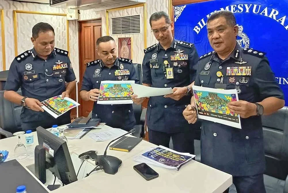 Mohd Khairi (dua, kanan) bersama Timbalan Ketua Polis Terengganu, Senior Asisten Komisioner Suffian Sulaiman (dua, kiri) dan Ketua Polis Daerah Kuala Terengganu, Asisten Komisioner Azli Mohd Noor (kanan) ketika sidang akhbar mengenai himpunan RXZ Members 7.0 di IPK Terengganu pada Ahad.