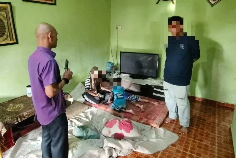 Wanita itu dilihat turut membawa dua anak ketika ditahan. 