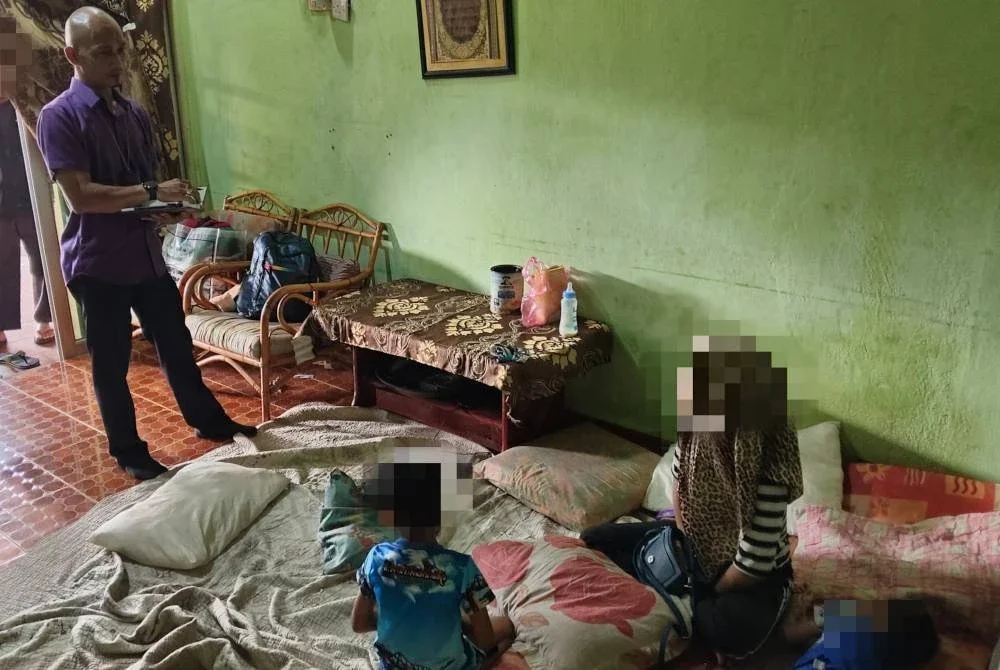 Seorang wanita dicekup berkhalwat dengan rakan suami di Taman Kenari di sini pada Ahad.