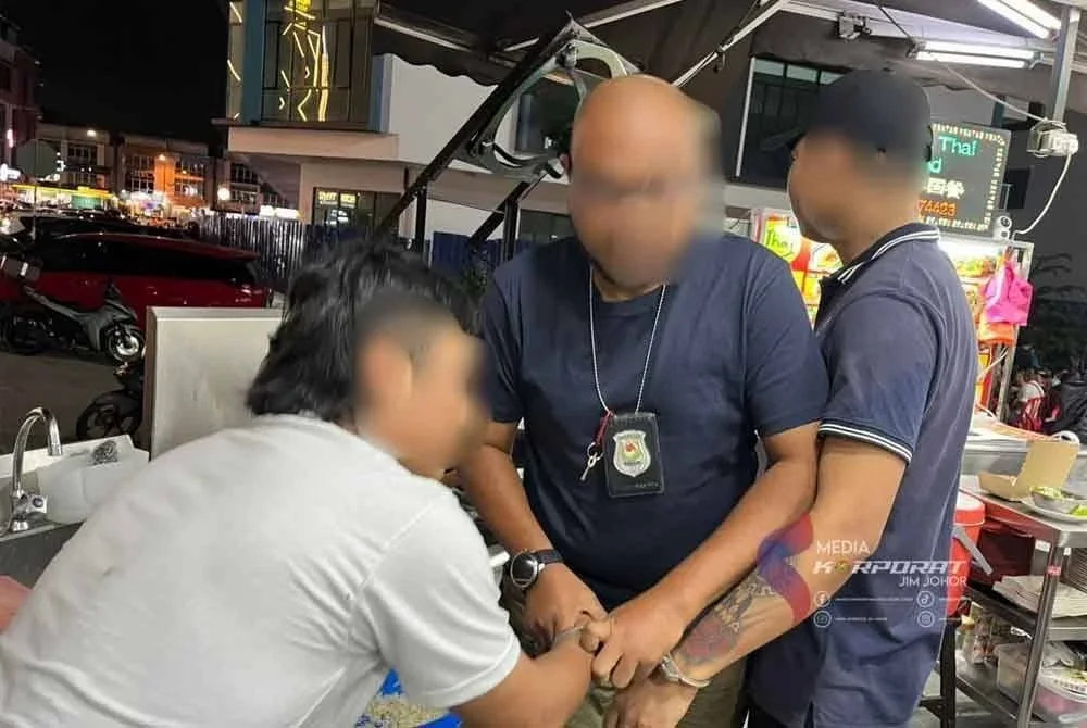 Beberapa orang warga asing yang diberkas di sebuah premis makanan sempena Ops Selera dan Ops Sapu di sekitar Johor Bahru pada Jumaat.- Foto: JIM Johor