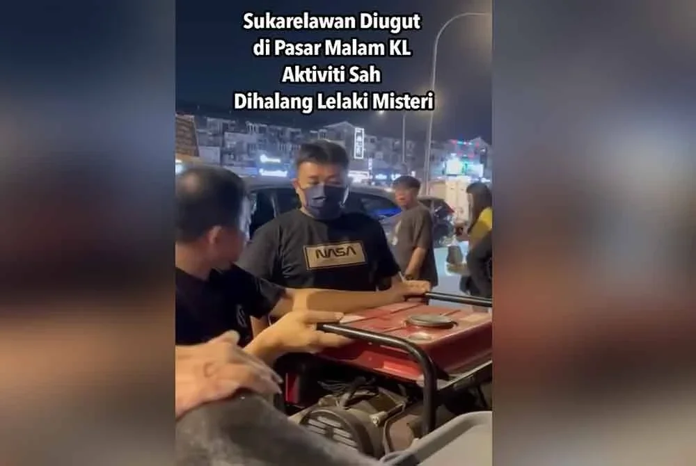Tangkap layar video yang tular di media sosial memaparkan salah seorang ahli sukarelawan didakwa diganggu oleh sekumpulan individu tidak dikenali pada 6 Ogos lalu.