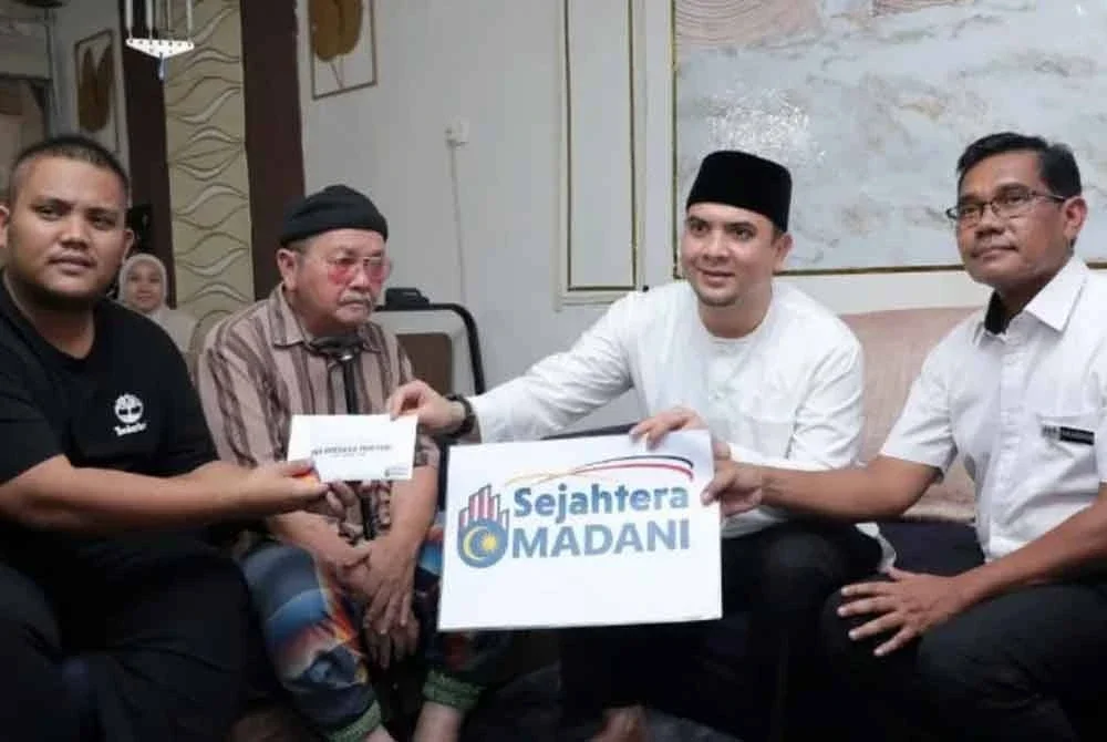 Setiausaha Politik kepada Perdana Menteri, Datuk Ahmad Farhan Fauzi, menghulurkan bantuan dihulurkan Perdana Menteri, Datuk Seri Anwar Ibrahim dalam Ziarah Madani. - Foto Ihsan PEJABAT PERDANA MENTERI.