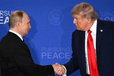 "Presiden Amerika Syarikat, Donald Trump (kanan) dan Presiden Rusia, Vladimir Putin berjabat tangan pada akhir sidang akhbar bersama selepas menghadiri sidang kemuncak AS-Rusia mengenai Ukraine di Anchorage pada 15 Ogos 2025. Foto: AFP