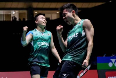 Beregu lelaki nombor dua dunia, Aaron Chia-Soh Wooi Yik perlu mara sekurang-kurangnya ke pentas final.