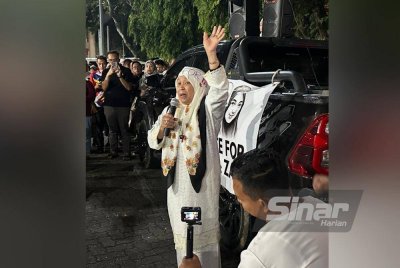 Ruhani yang turut menyertai perhimpunan aman menuntut pembelaan terhadap kematian Wan Ahmad Faris. Foto Sinar Harian ADILA SHARINNI WAHID 