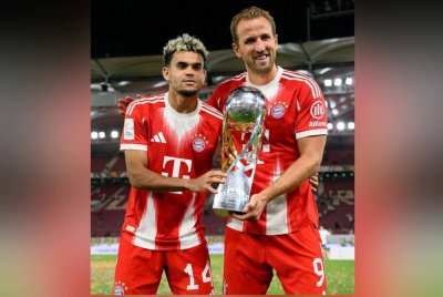 Díaz dan Kane bersama Piala Super. Foto Agensi